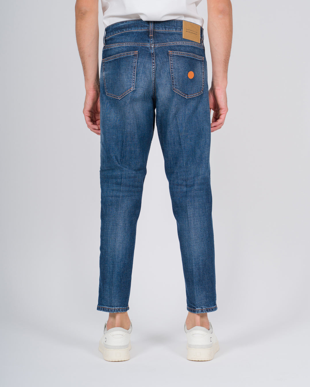 Jeans modello Seoul in denim blu con bottone oro rosa 