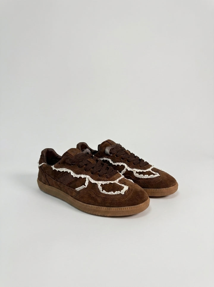 Sneakers  in camoscio moro con dettagli in macramè 