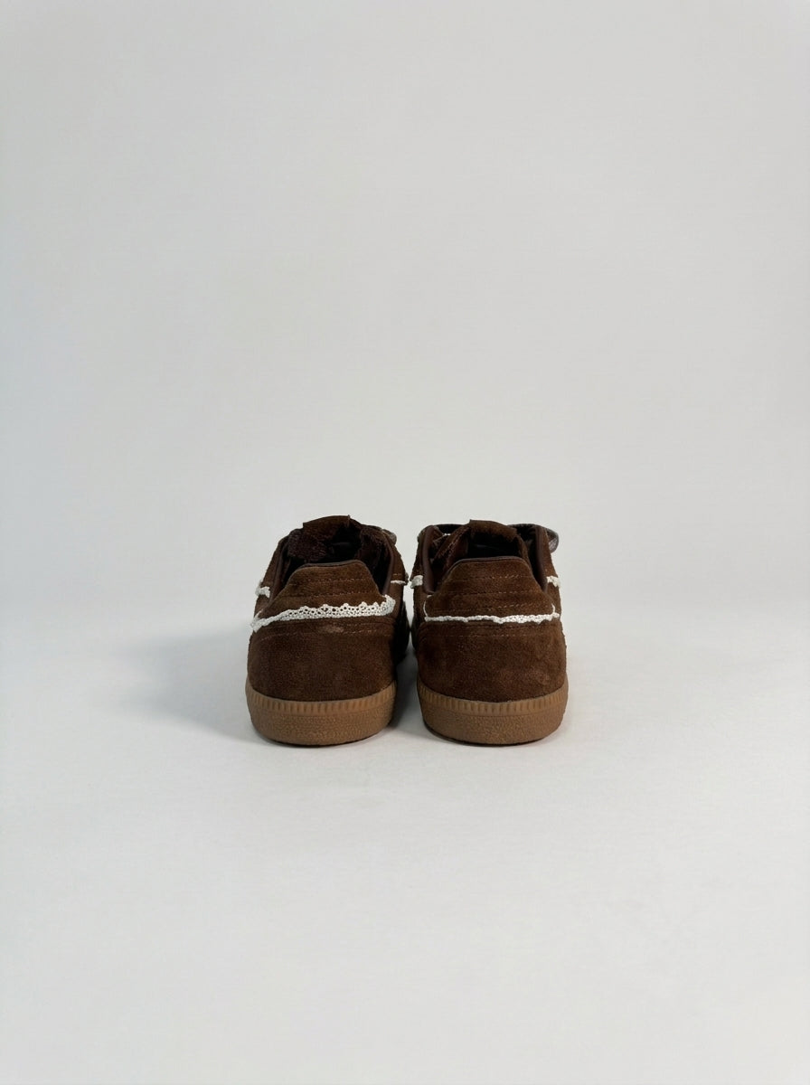 Sneakers  in camoscio moro con dettagli in macramè 