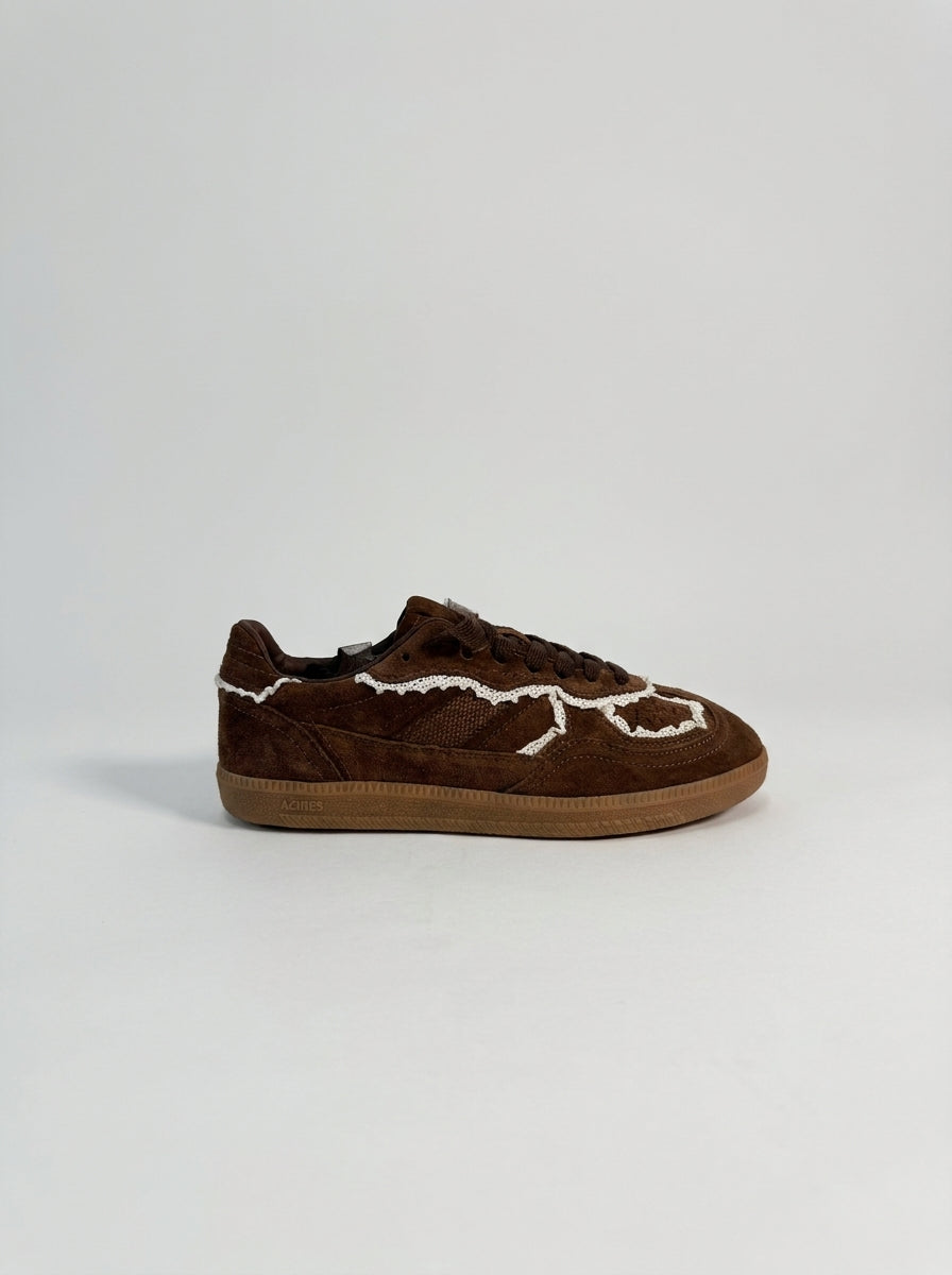 Sneakers  in camoscio moro con dettagli in macramè 