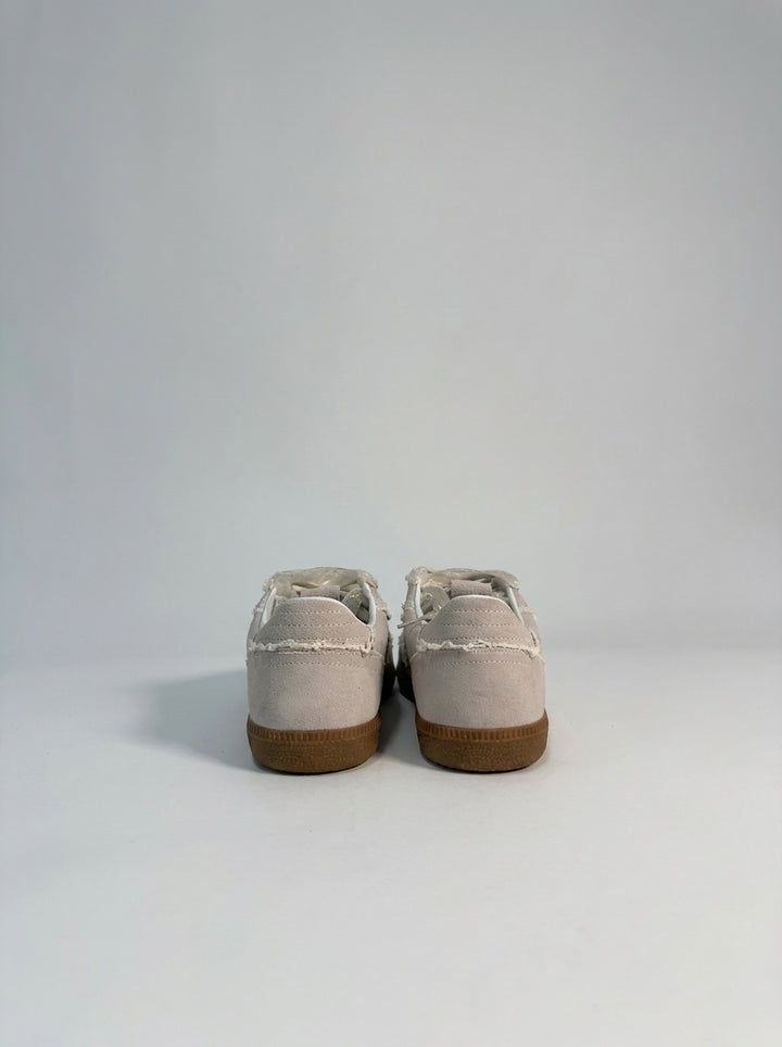 Sneakers  in camoscio panna con dettagli in macramè 