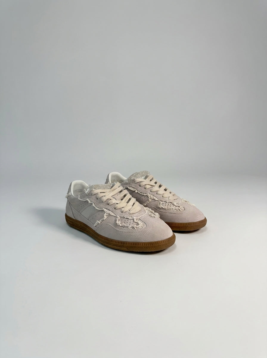 Sneakers  in camoscio panna con dettagli in macramè 