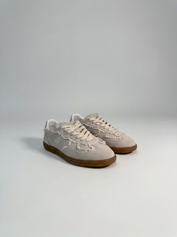 Sneakers  in camoscio panna con dettagli in macramè 