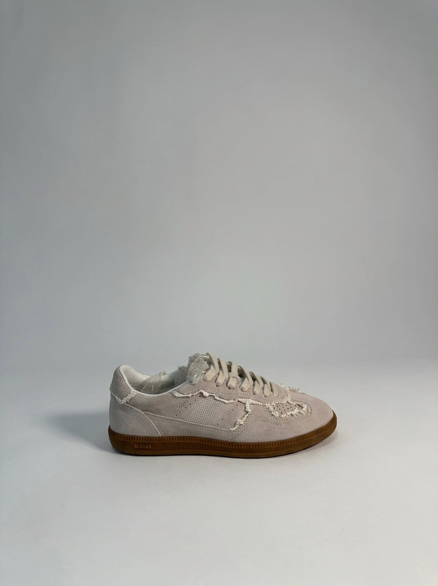 Sneakers  in camoscio panna con dettagli in macramè 