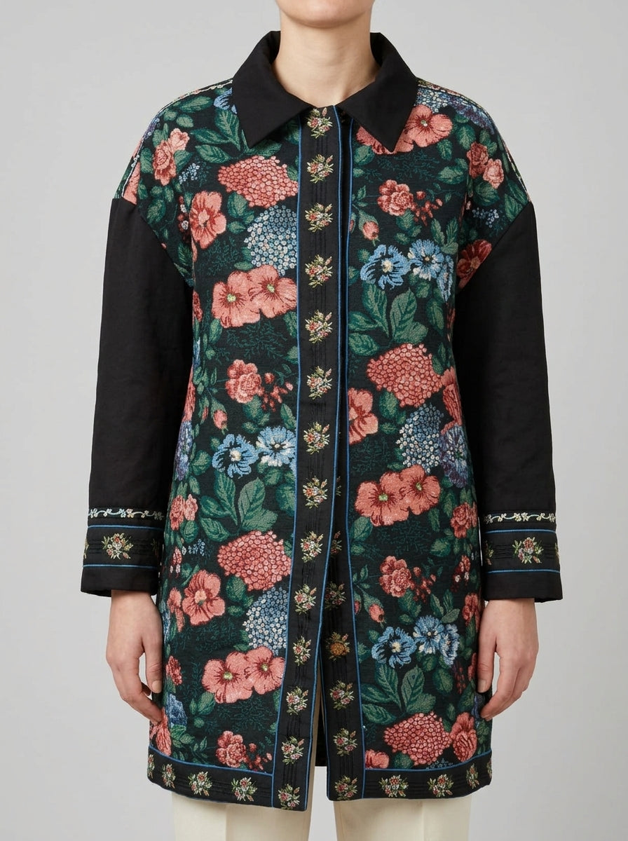 Cappotto double face nero con ricami floreali 