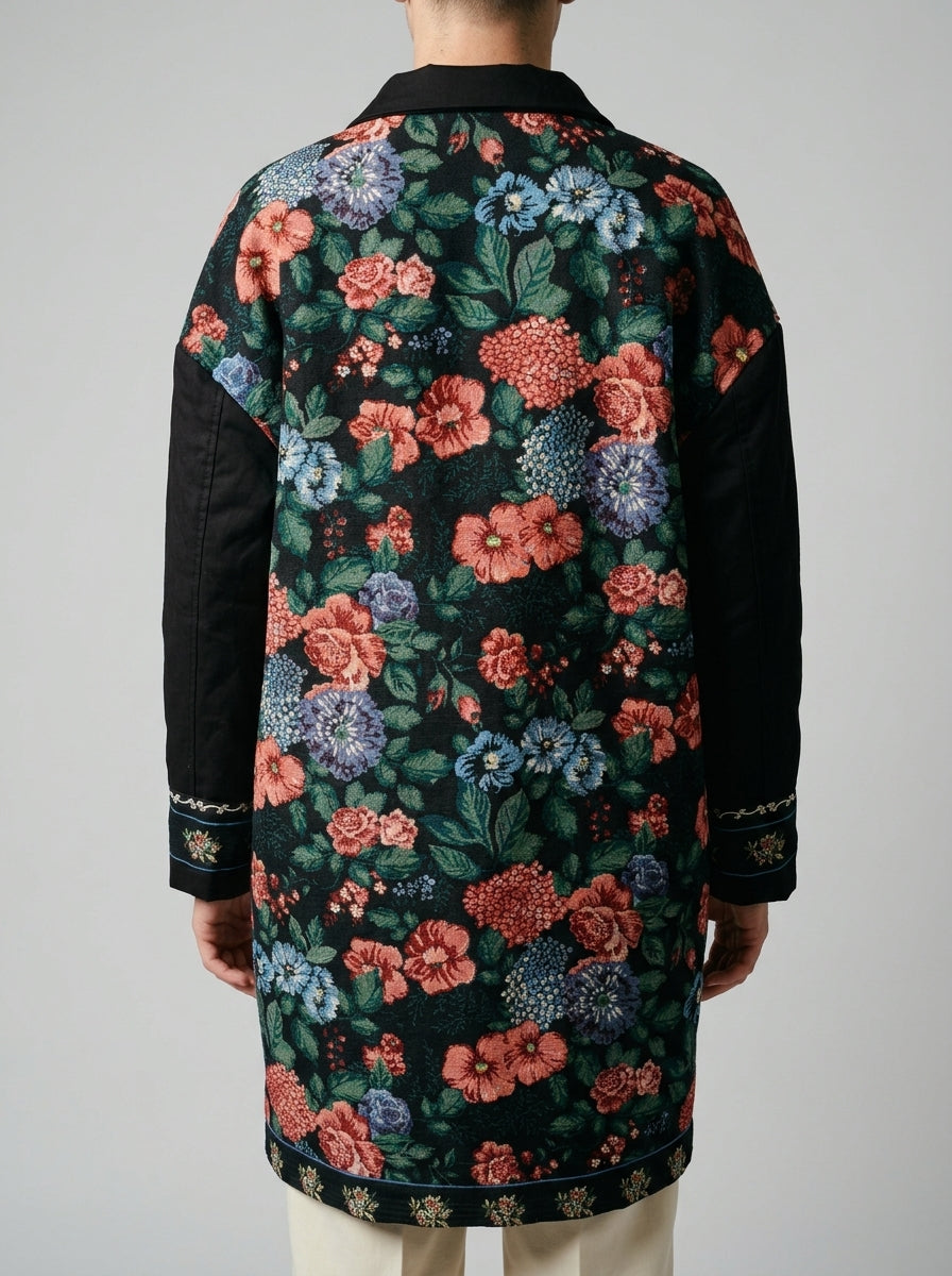 Cappotto double face nero con ricami floreali 