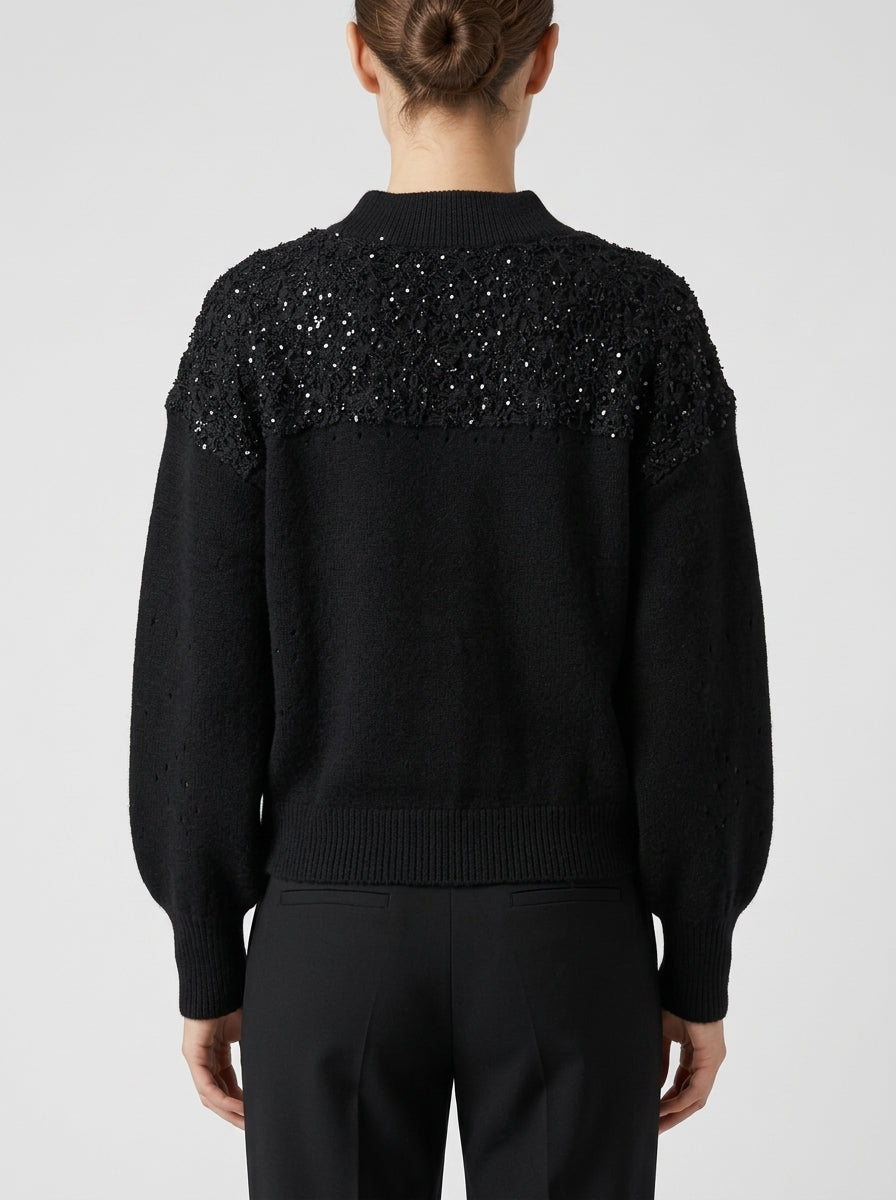 Pullover in lana con collo lupetto e perline nere 