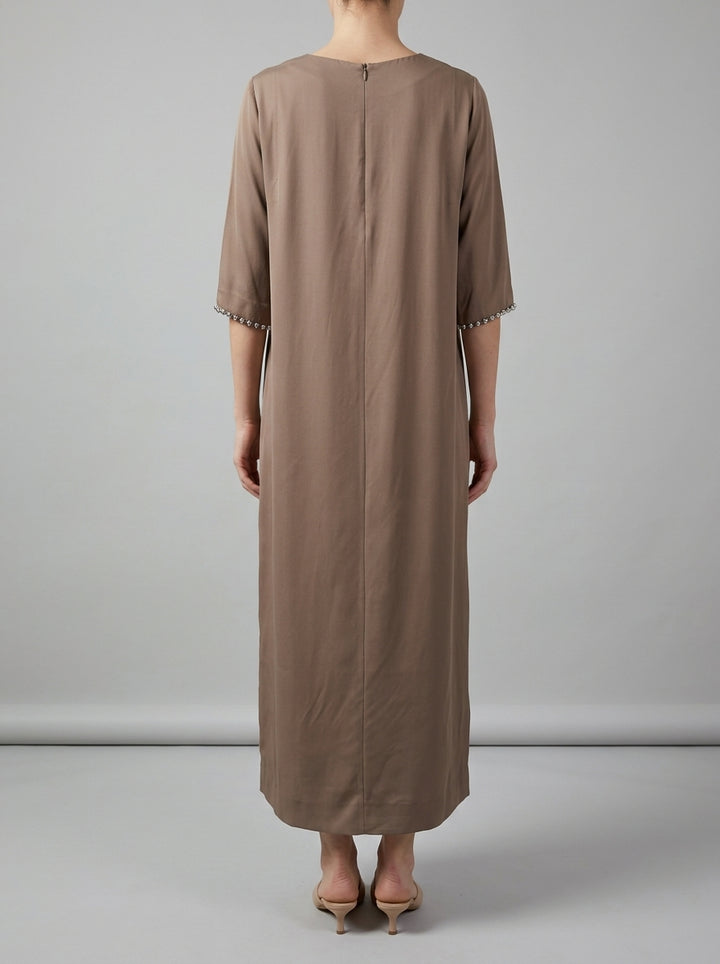 ABITO BEIGE CON CINTURA ABBINATA E MANICA RICAMATA 