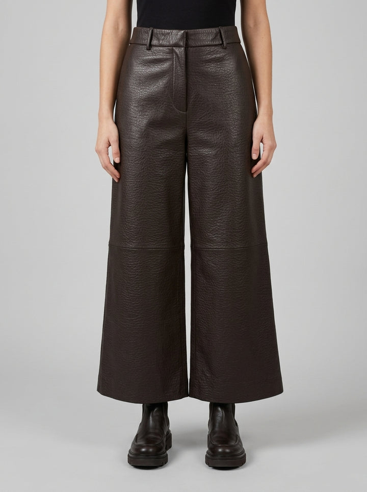 PANTALONE   ALLA CAVIGLIA DI LINEA AMPIA IN TESSUTO SIMILPELLE MORO 