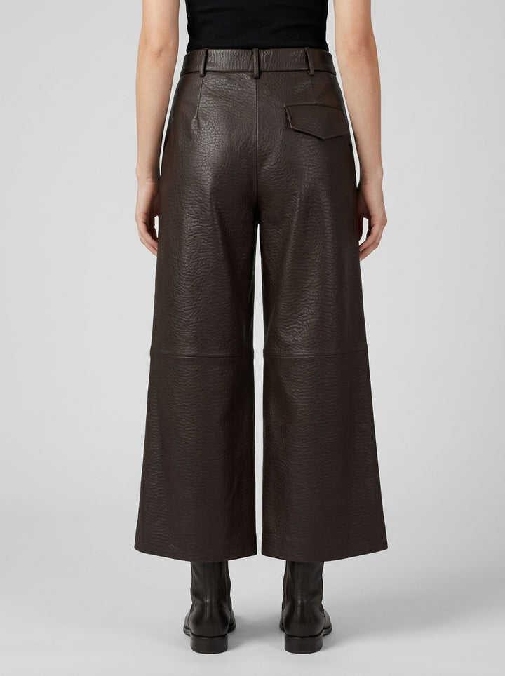 PANTALONE   ALLA CAVIGLIA DI LINEA AMPIA IN TESSUTO SIMILPELLE MORO 