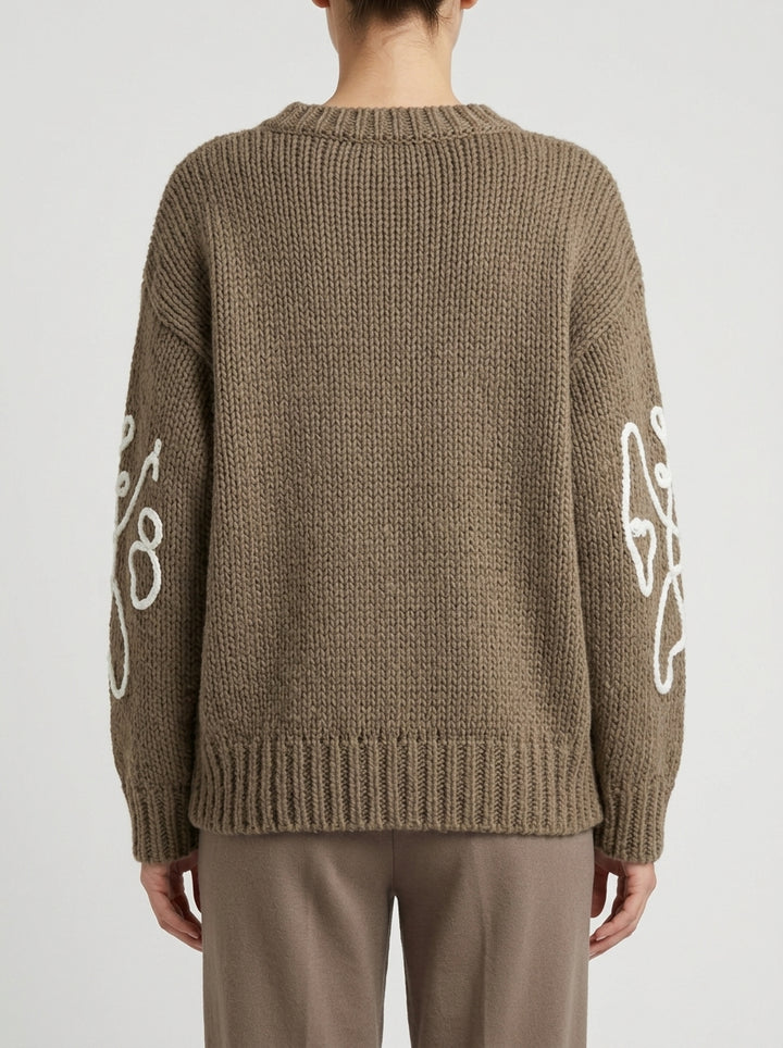 Maglia in lana  tortora con ricami a contrasto 