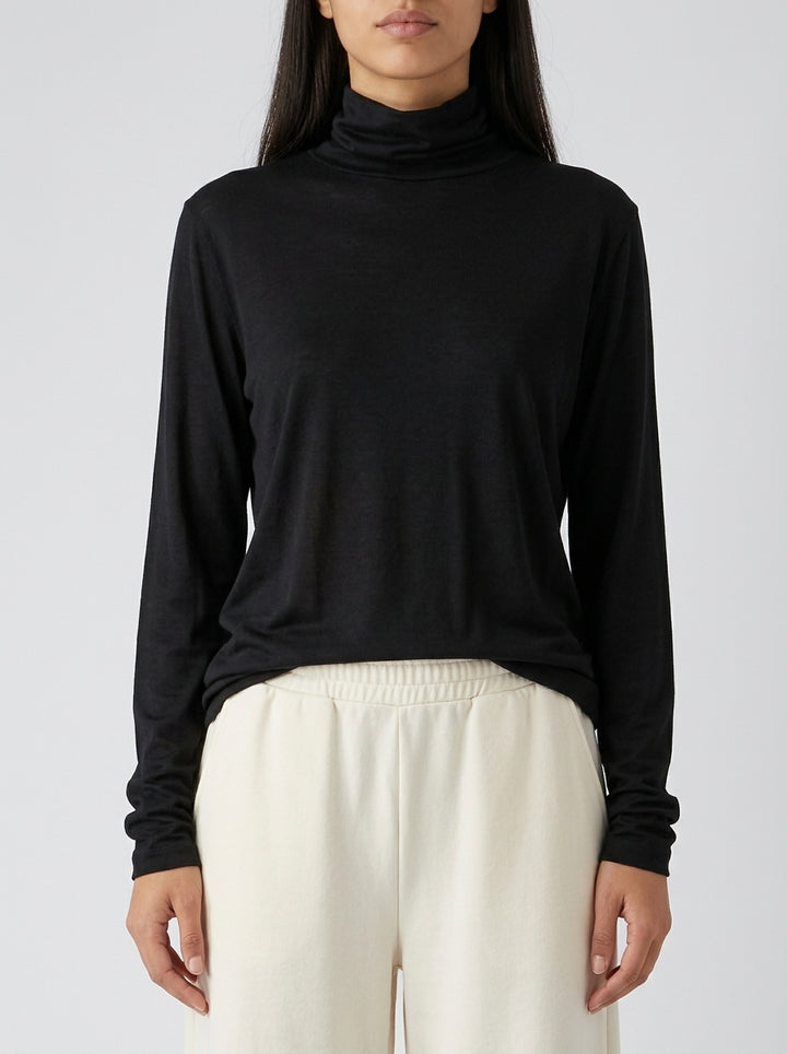 t-shirt nera collo alto 
