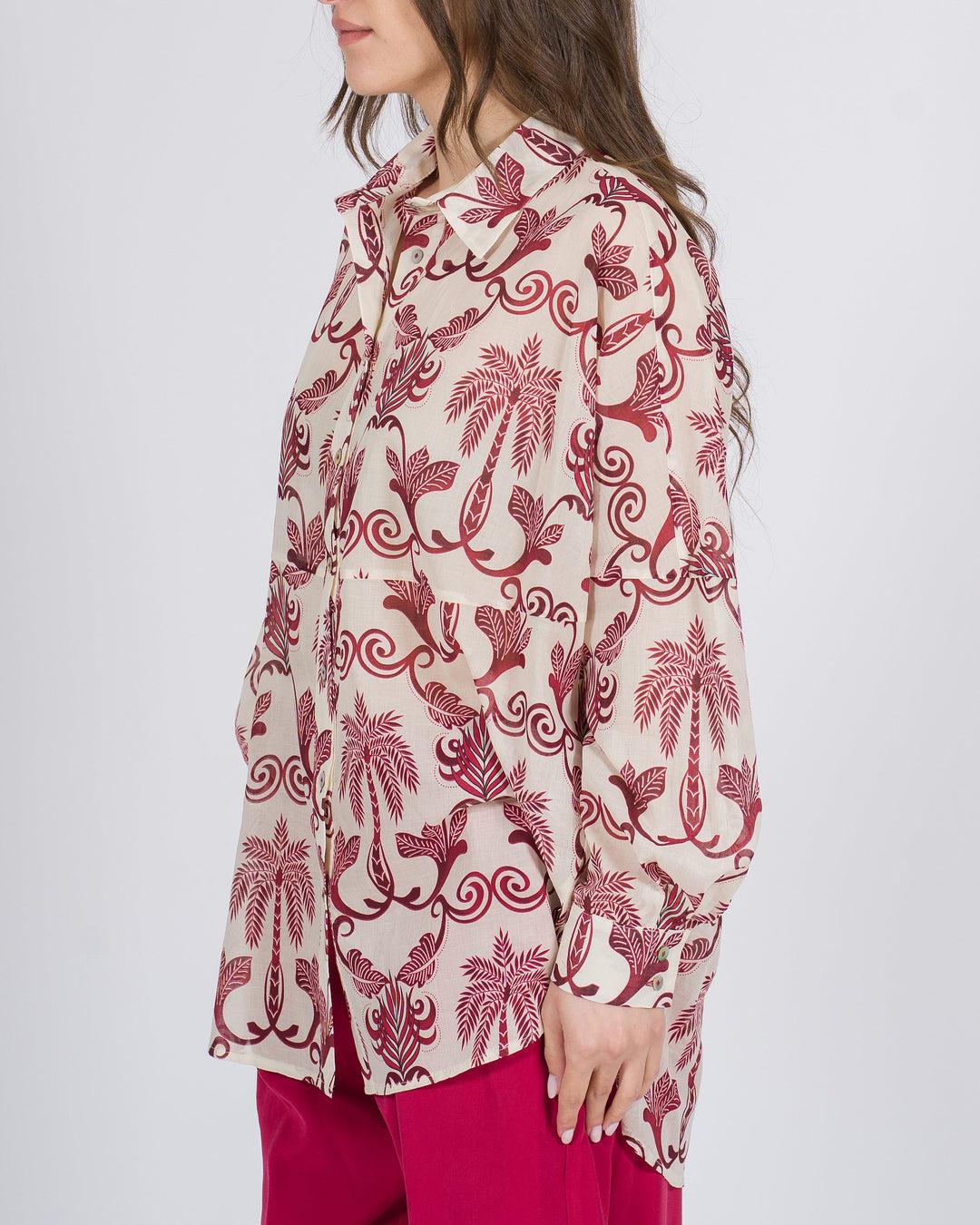 Camicia over beige con stampa floreale rossa 