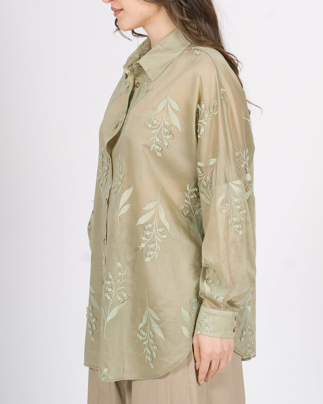 Camicia access verde  in mussola di cotone con ricami 