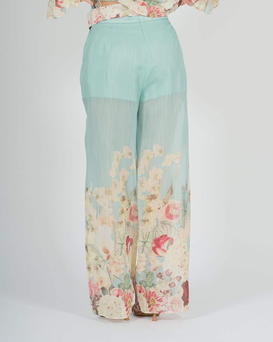 Pantalone azzurro amosa  in cotone leggero con stampa floreale 