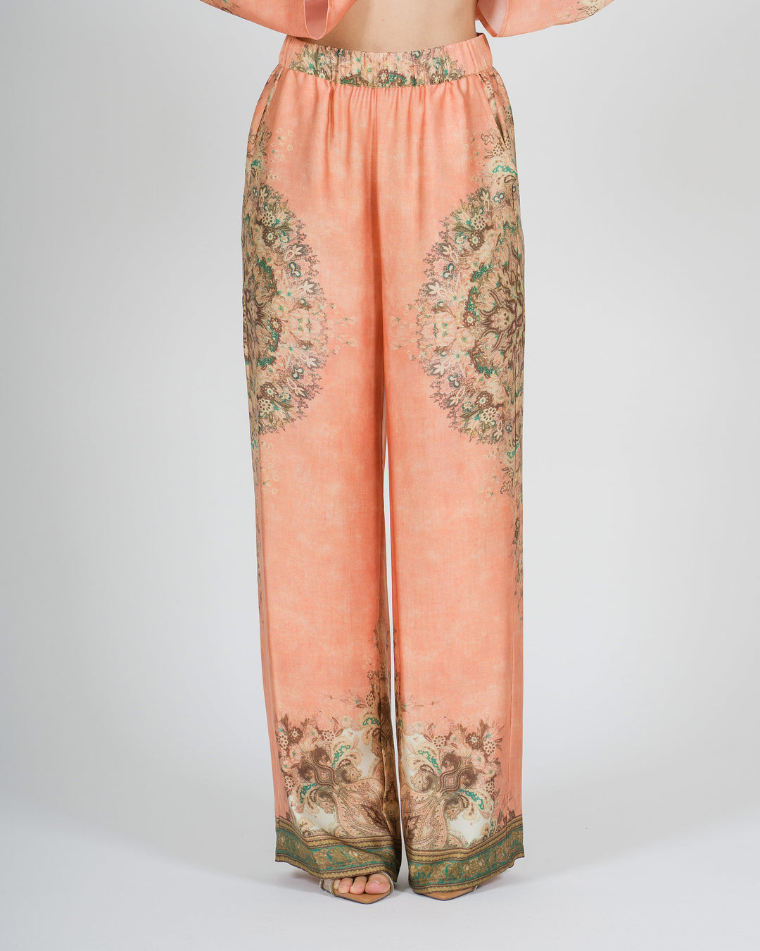 Pantalone amosa arancio in raso modello palazzo con stampa 