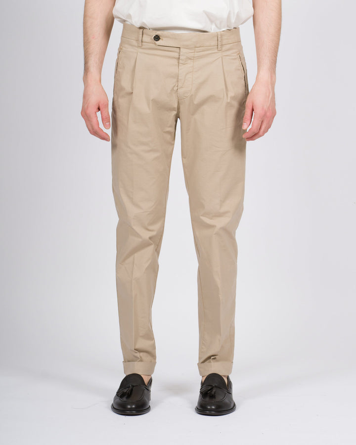 Pantalone retro beige con pence e risvolto 