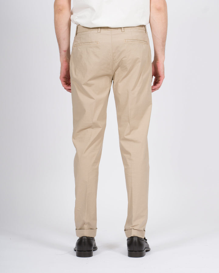 Pantalone retro beige con pence e risvolto 