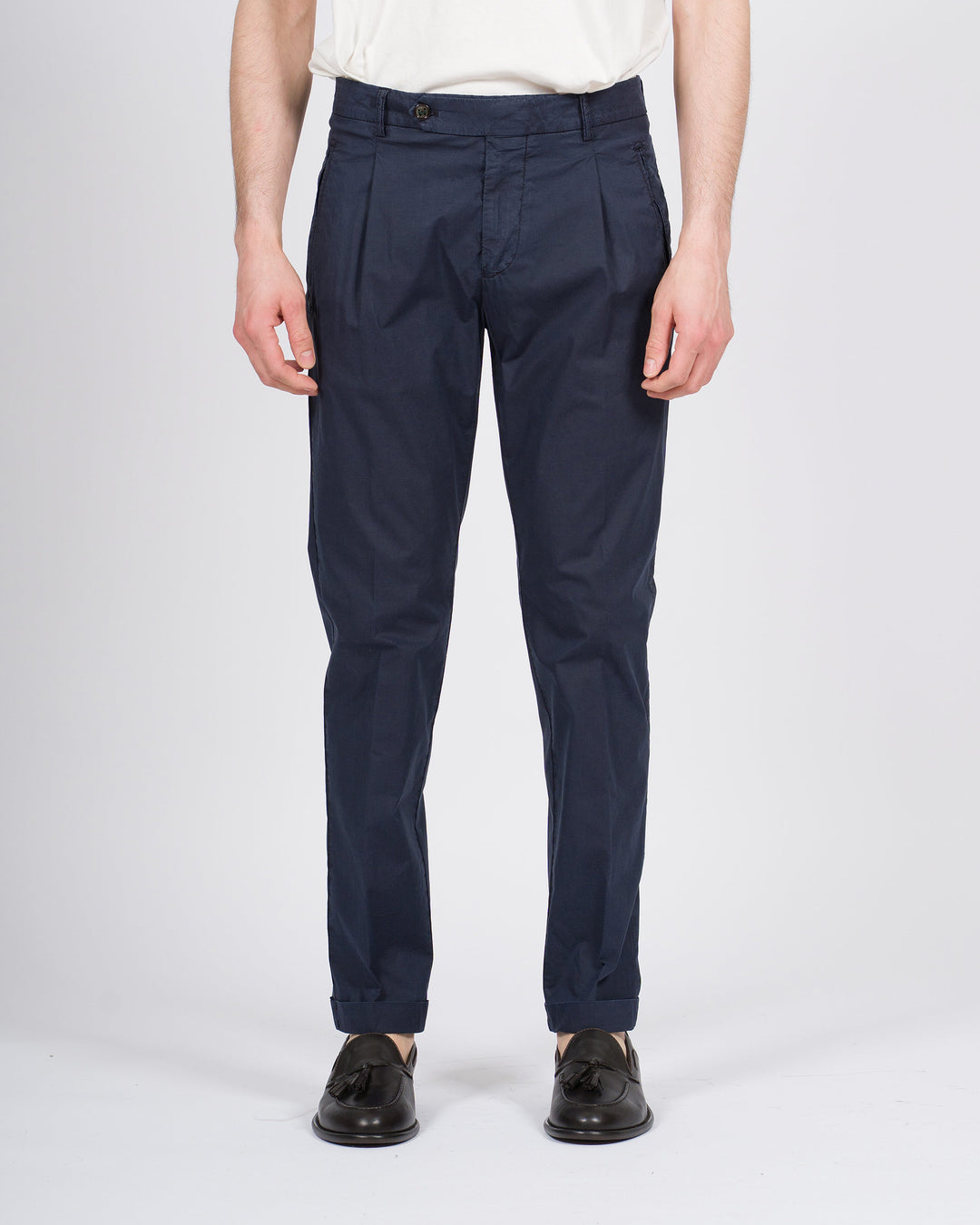 Pantalone retro blu con pence e risvolto 