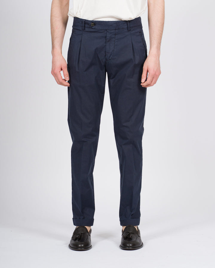 Pantalone retro blu con pence e risvolto 