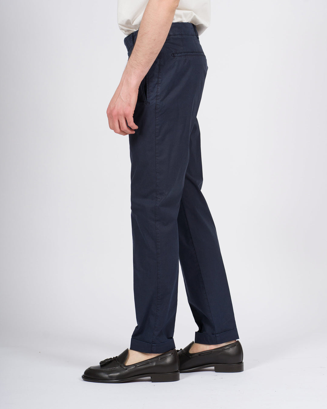 Pantalone retro blu con pence e risvolto 