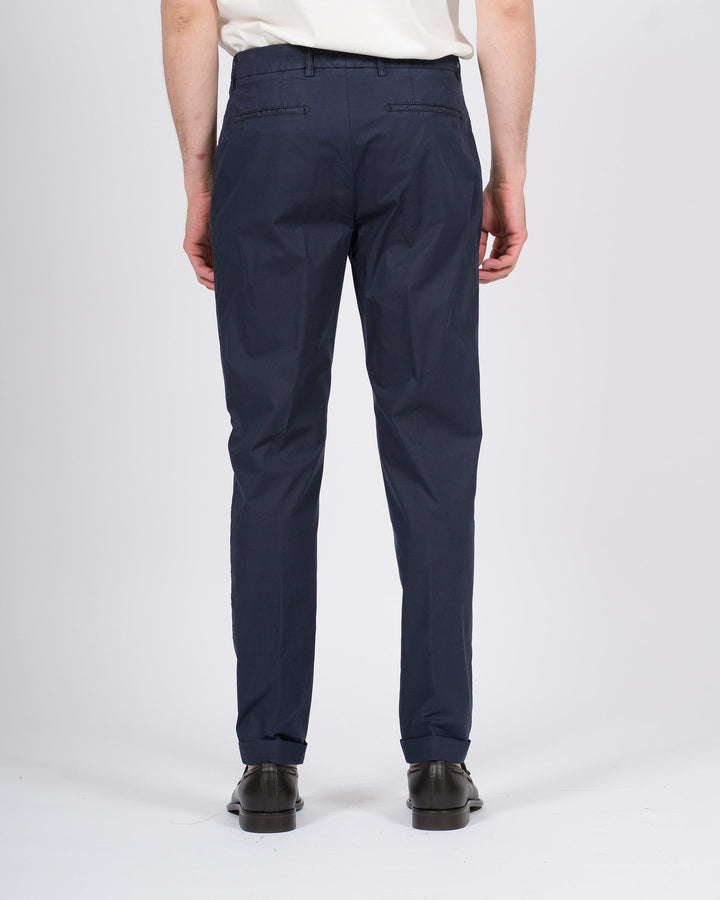 Pantalone retro blu con pence e risvolto 