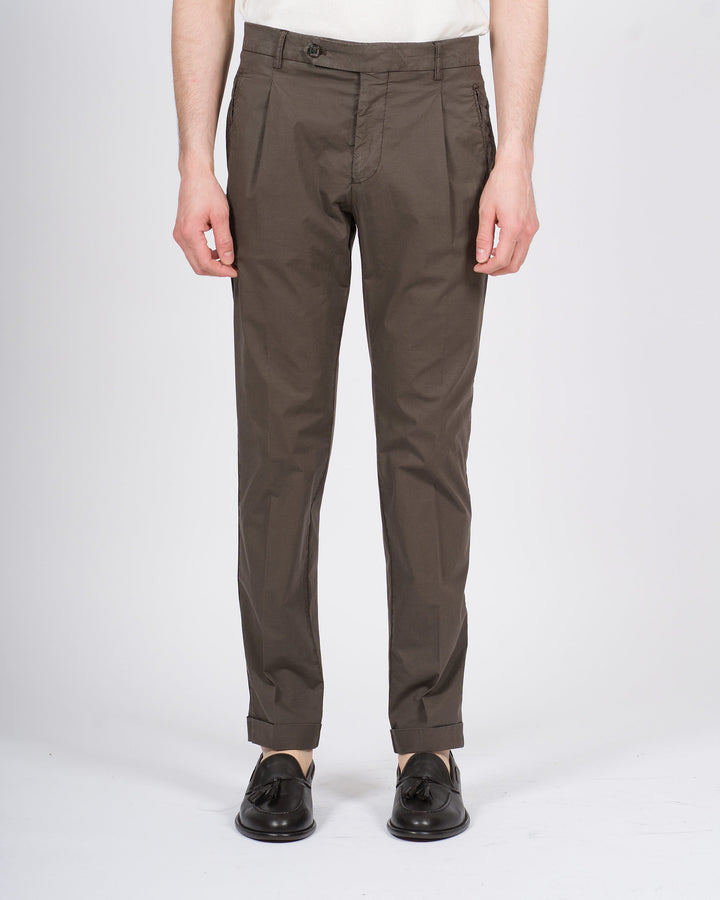 Pantalone retro moro con pence e risvolto 