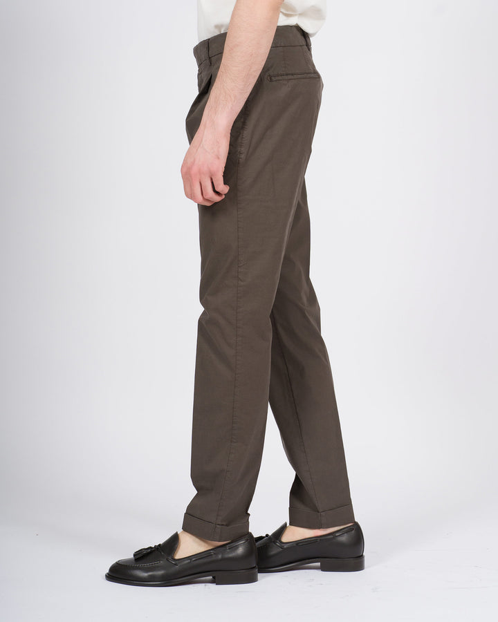 Pantalone retro moro con pence e risvolto 
