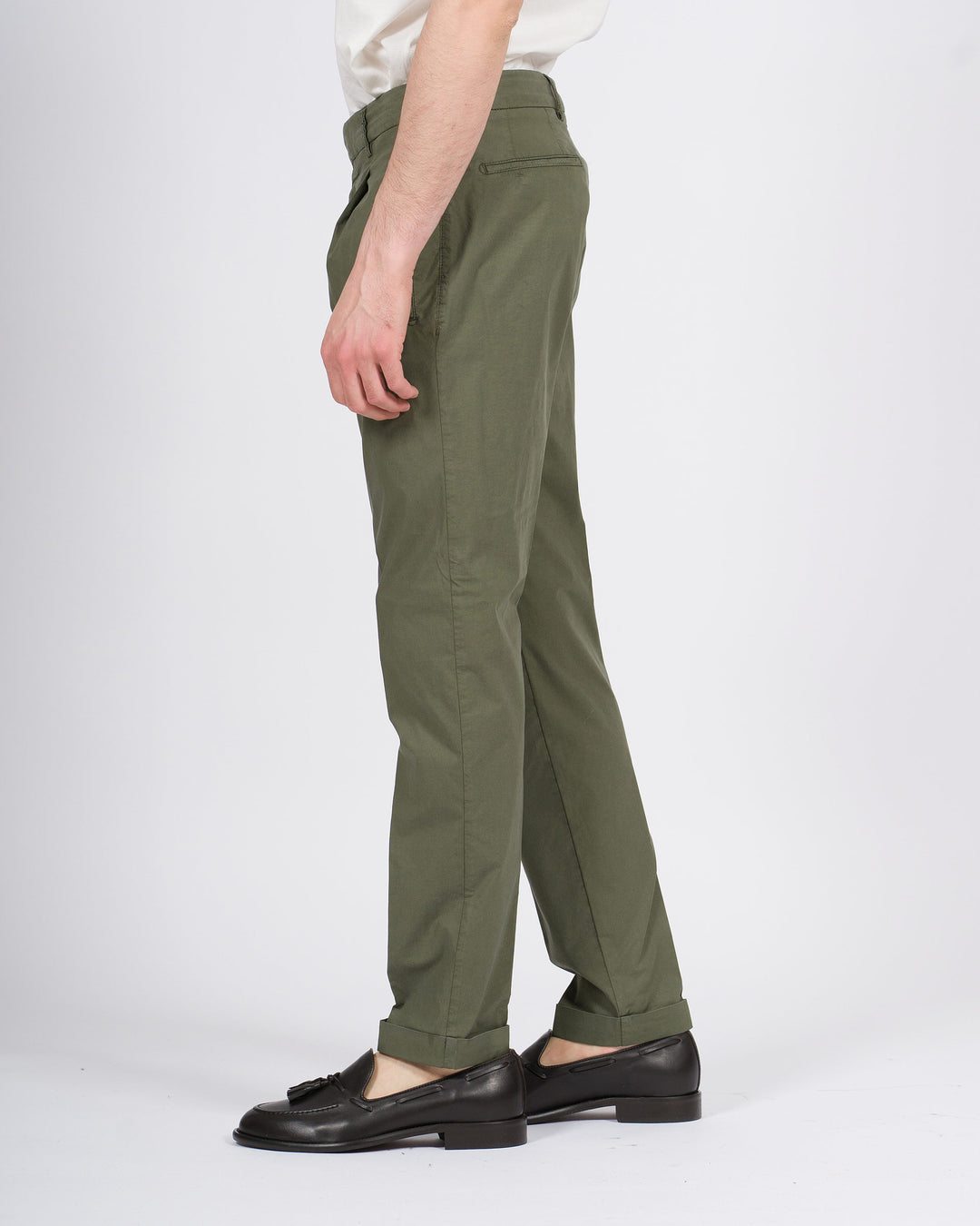 Pantalone retro verde con pence e risvolto 