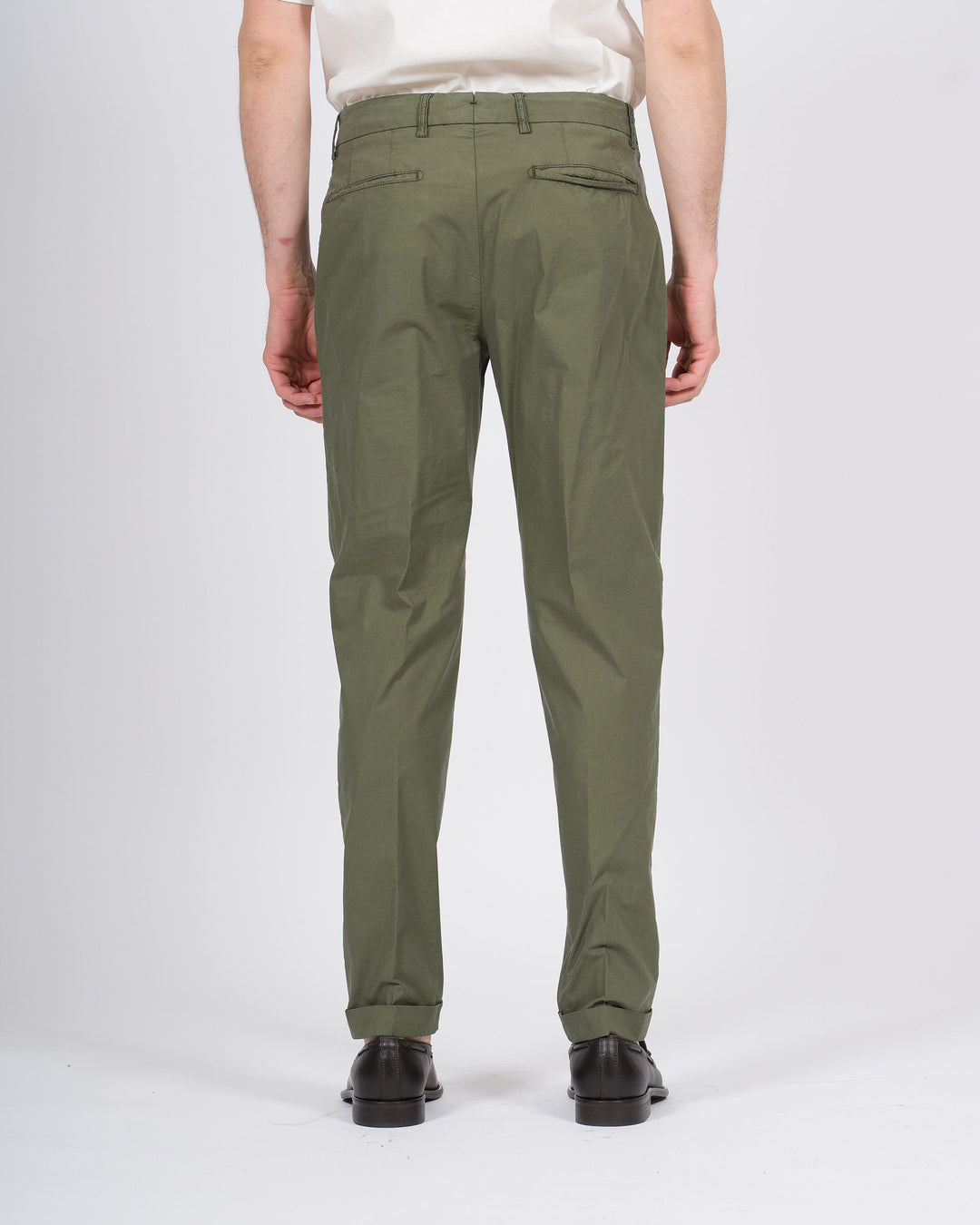 Pantalone retro verde con pence e risvolto 