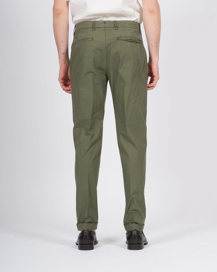 Pantalone retro verde con pence e risvolto 