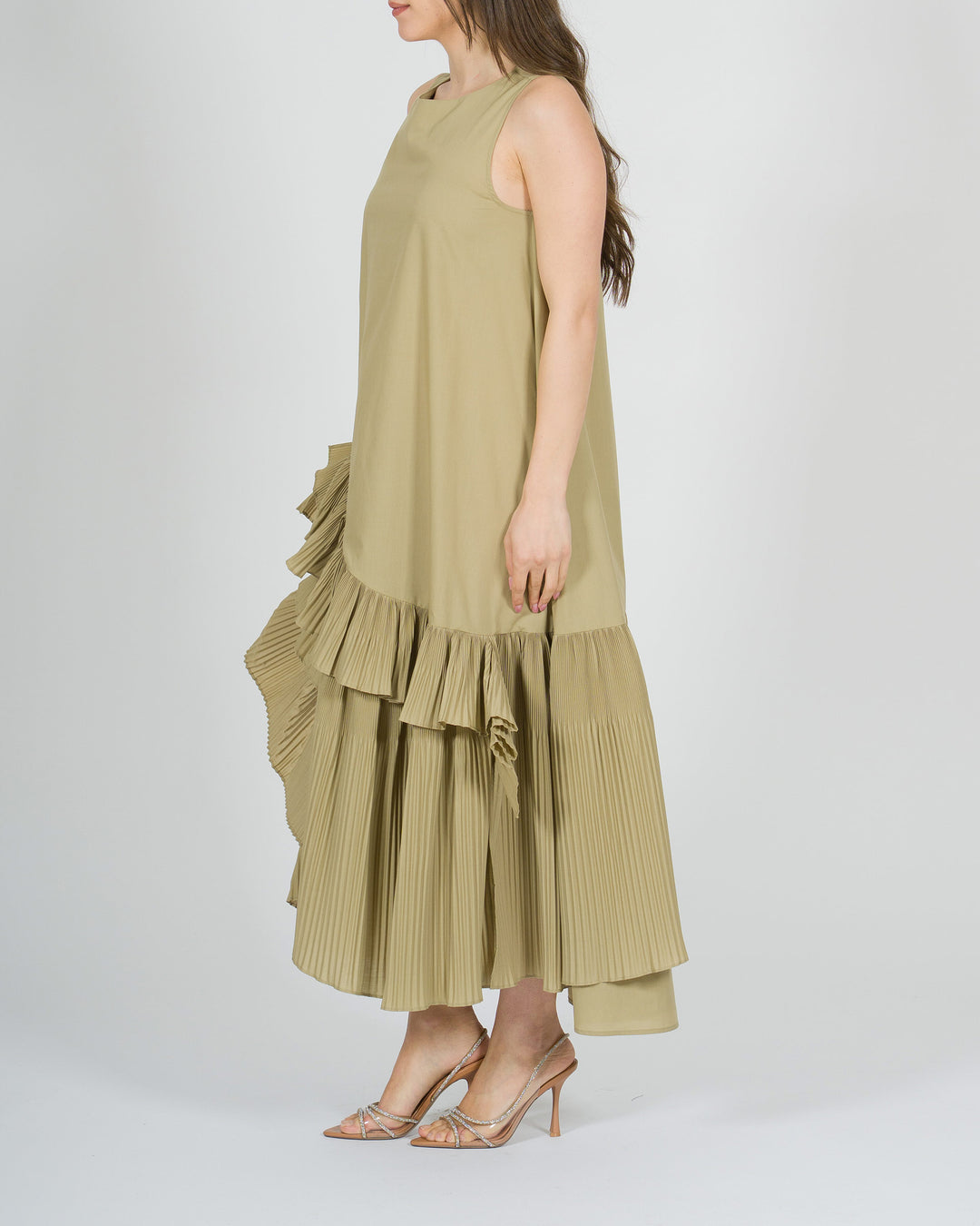 Abito lungo beige con giro manica e volant in plissé 