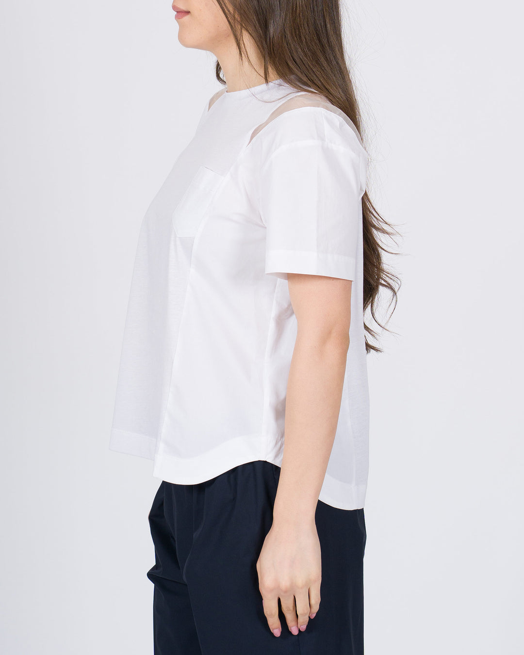 T-shirt Meimeij bianca con dettaglio spicchi in organza sulle spalle 