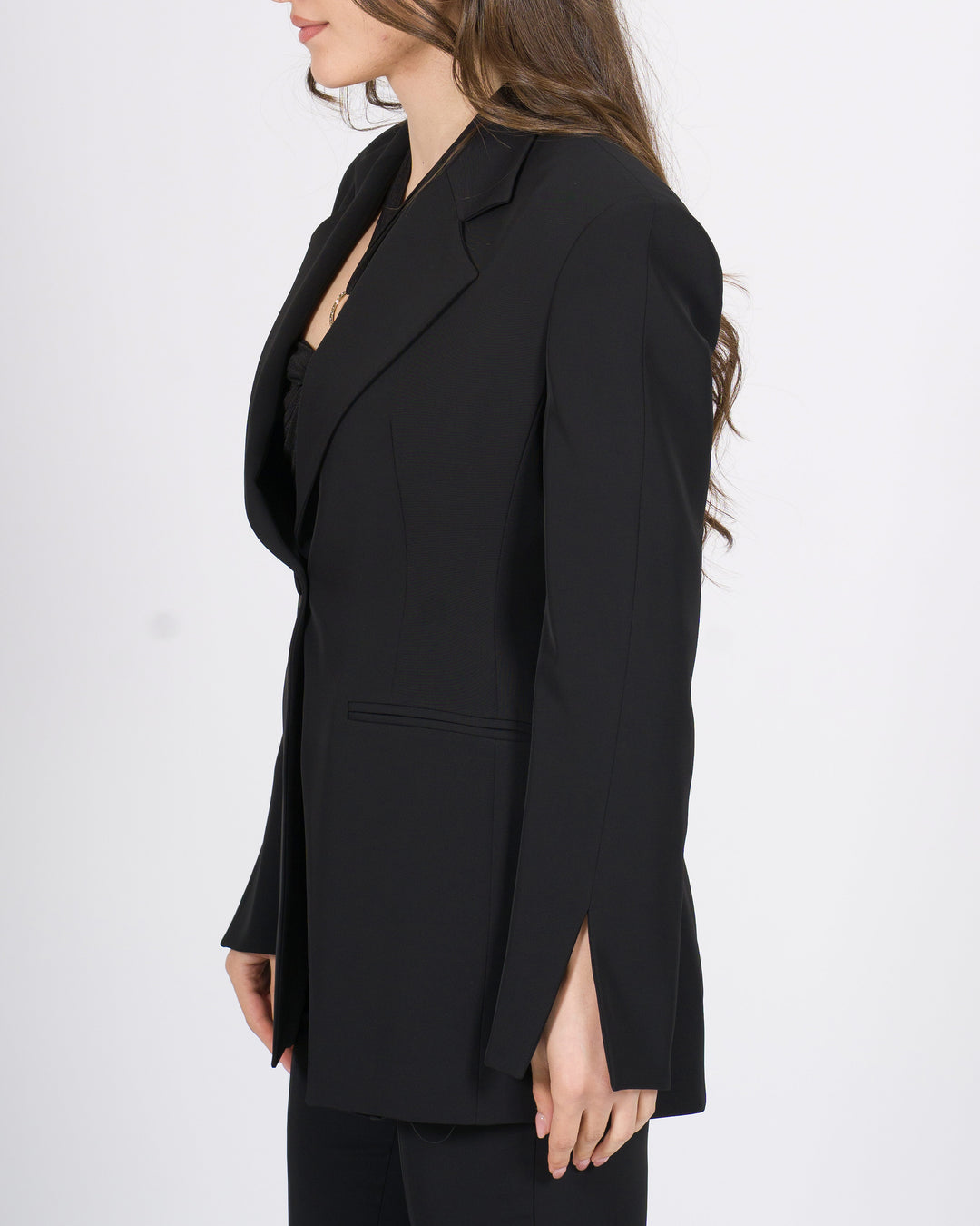Giacca Silence nera slim fit con rever a lancia. 