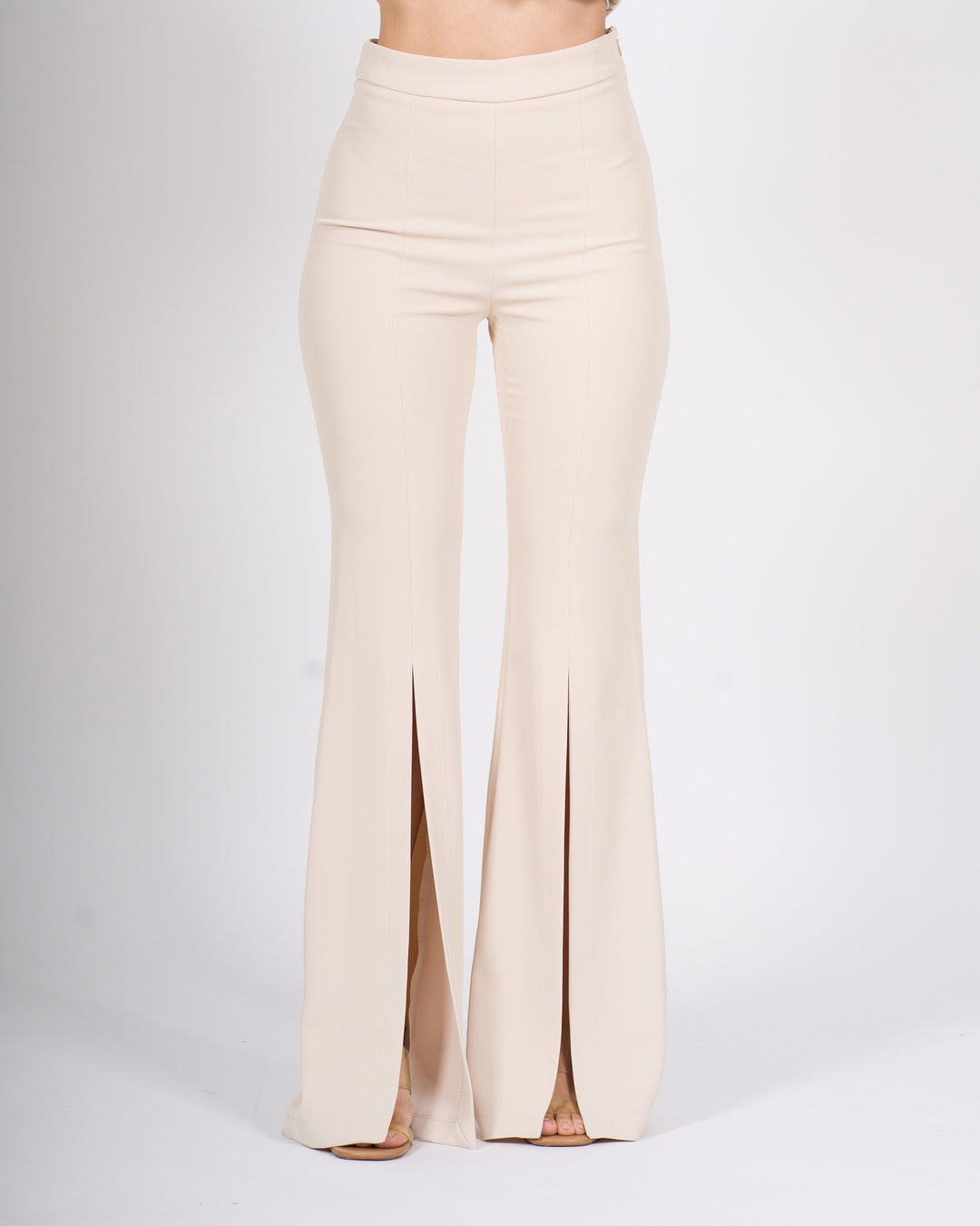 pantalone beige a zampa con spacchi 