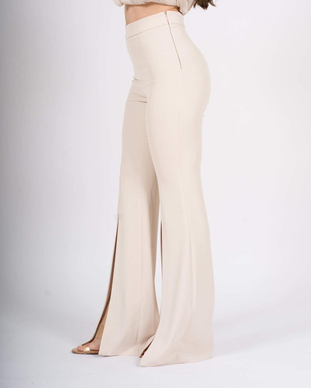 pantalone beige a zampa con spacchi 
