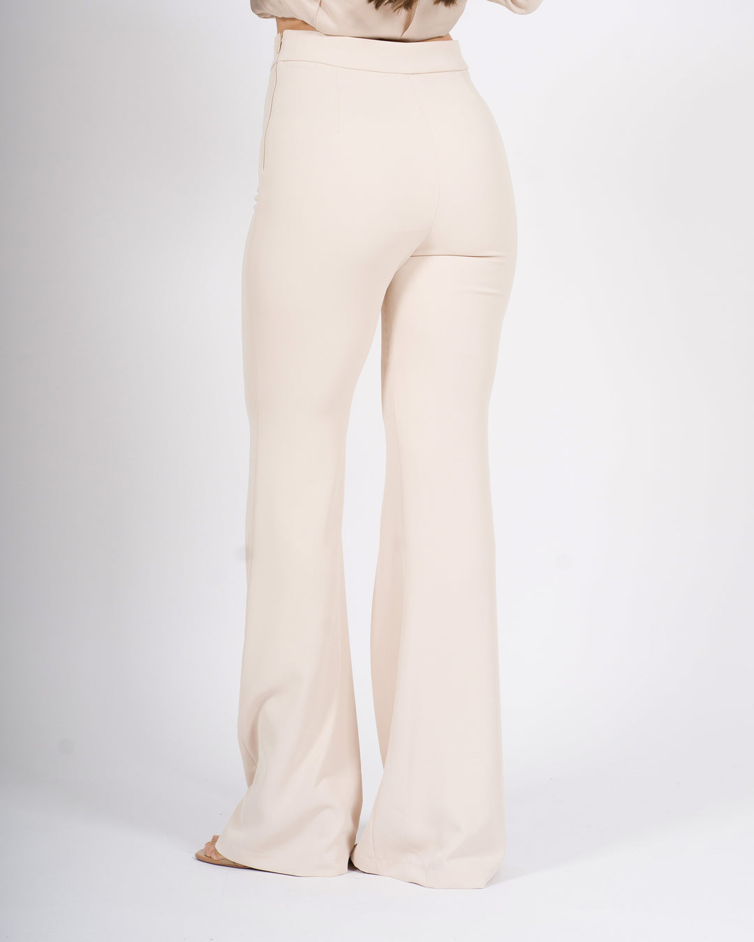 pantalone beige a zampa con spacchi 