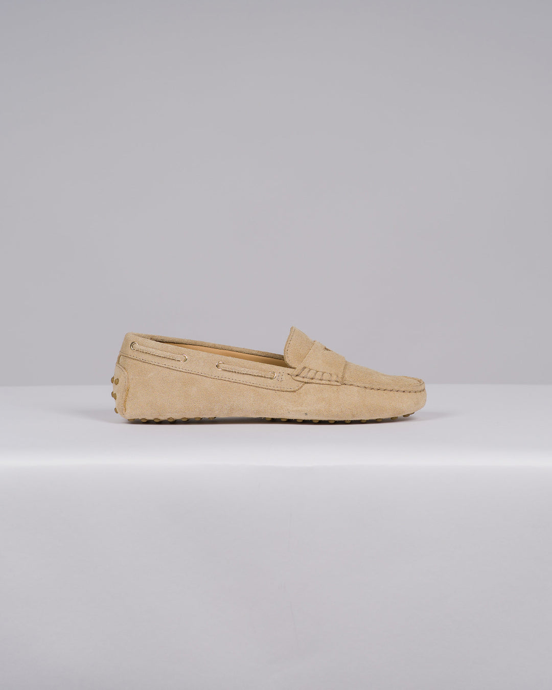 Mocassino Donna in Suede Beige con Chiodini 