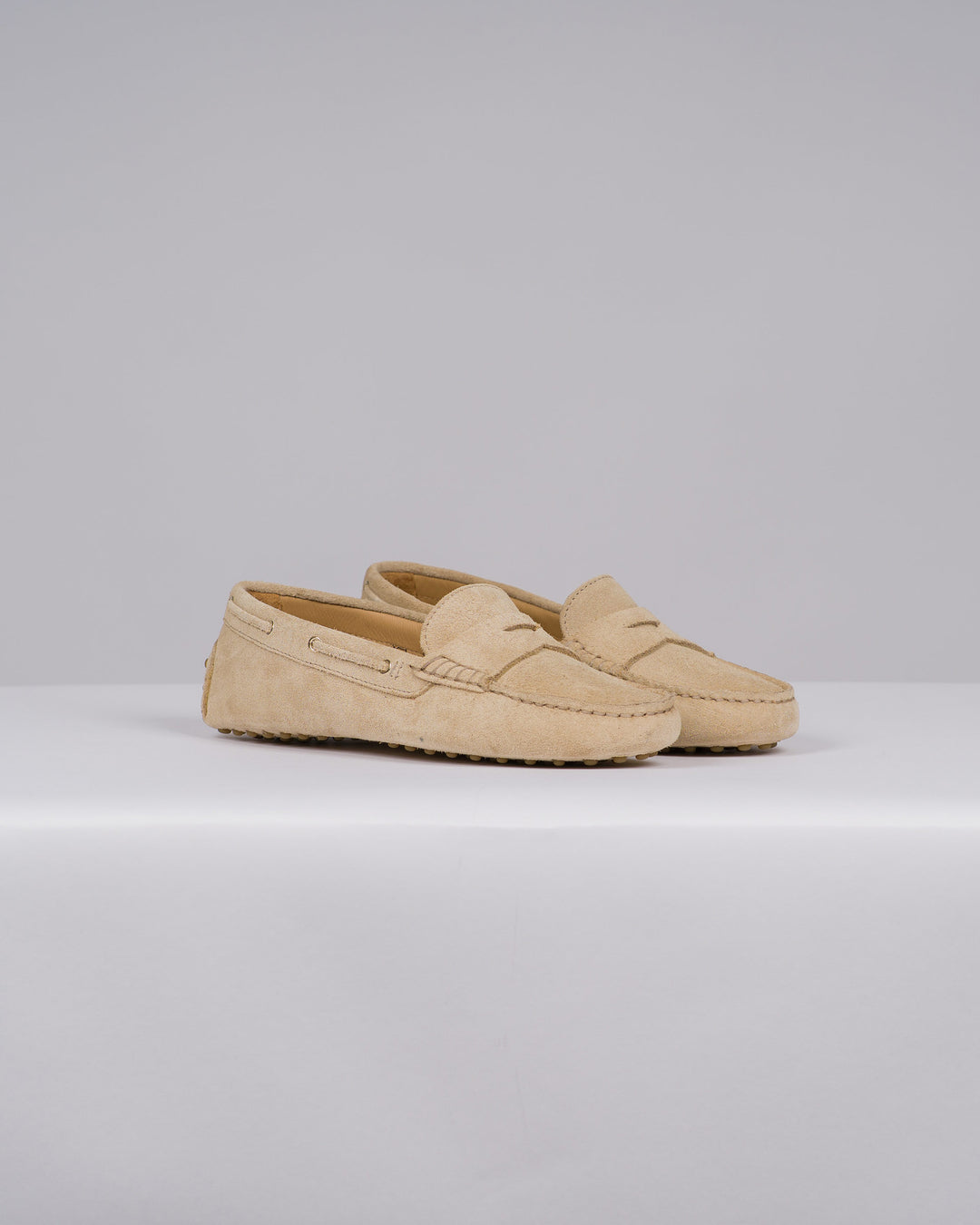 Mocassino Donna in Suede Beige con Chiodini 
