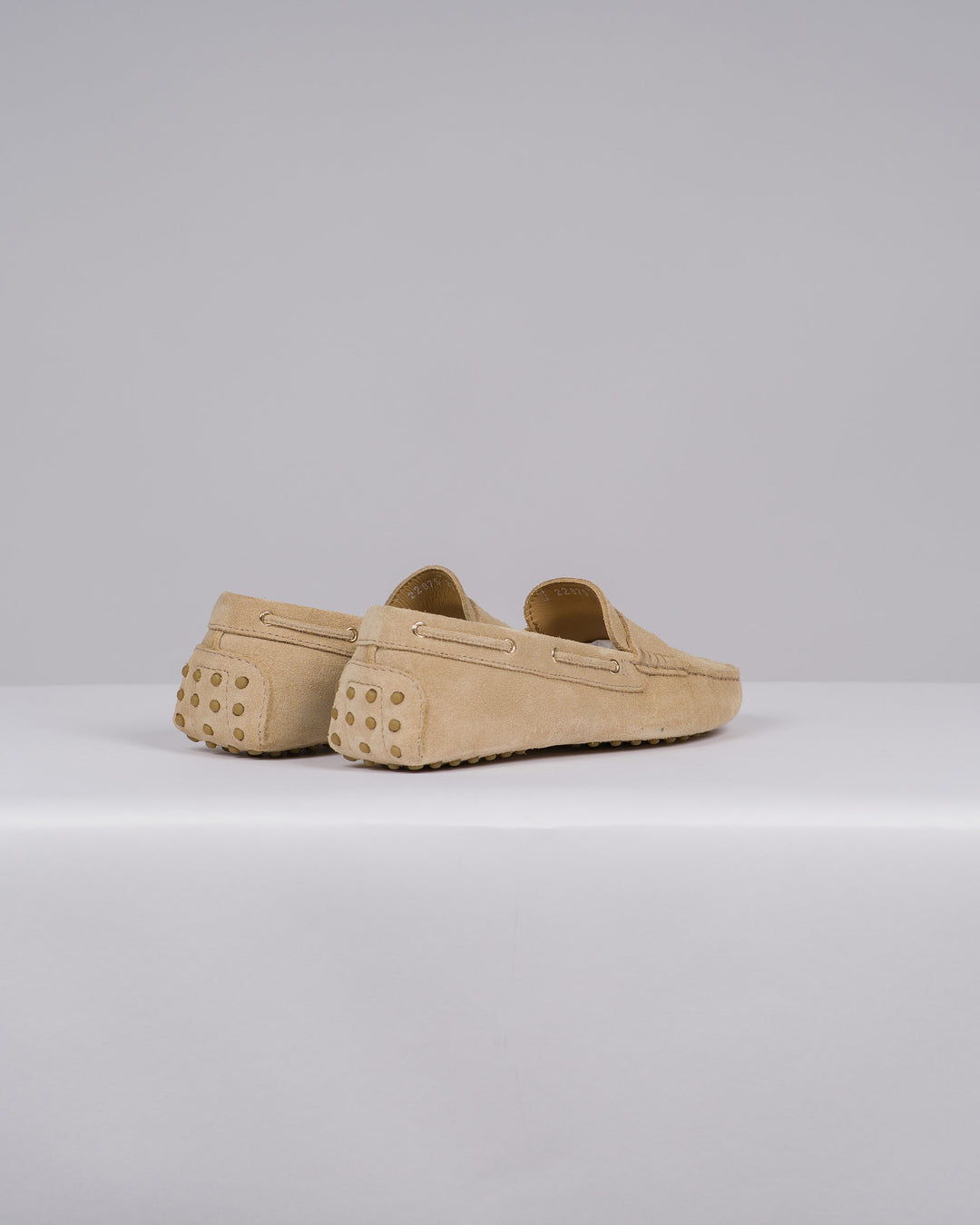 Mocassino Donna in Suede Beige con Chiodini 