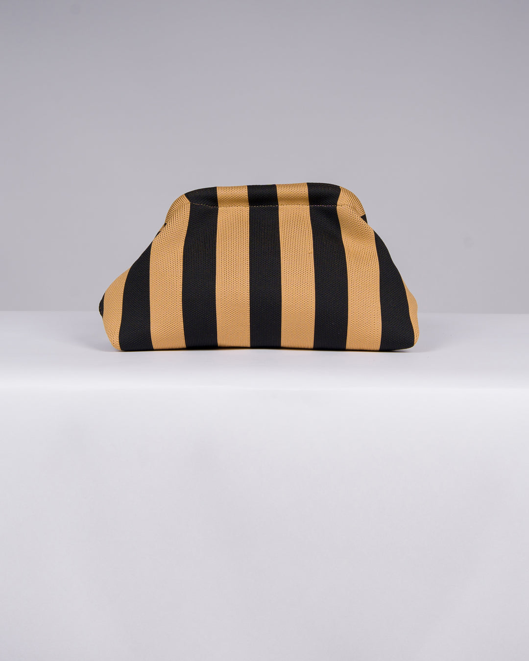 Scopri questa elegante borsa con cura e attenzione ai dettagli. Il design vivace e raffinato, caratterizzato dalle righe nei toni del viola e del rosso  che la rende l'accessorio ideale per completare outfit casual e estivi con un tocco di originalit 