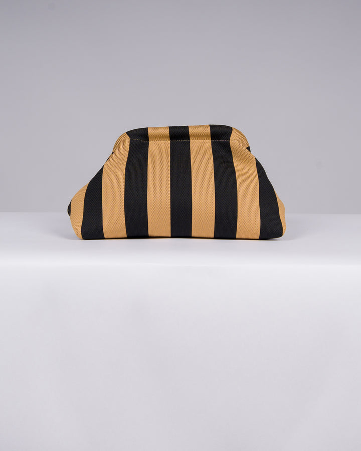 Scopri questa elegante borsa con cura e attenzione ai dettagli. Il design vivace e raffinato, caratterizzato dalle righe nei toni del viola e del rosso  che la rende l&