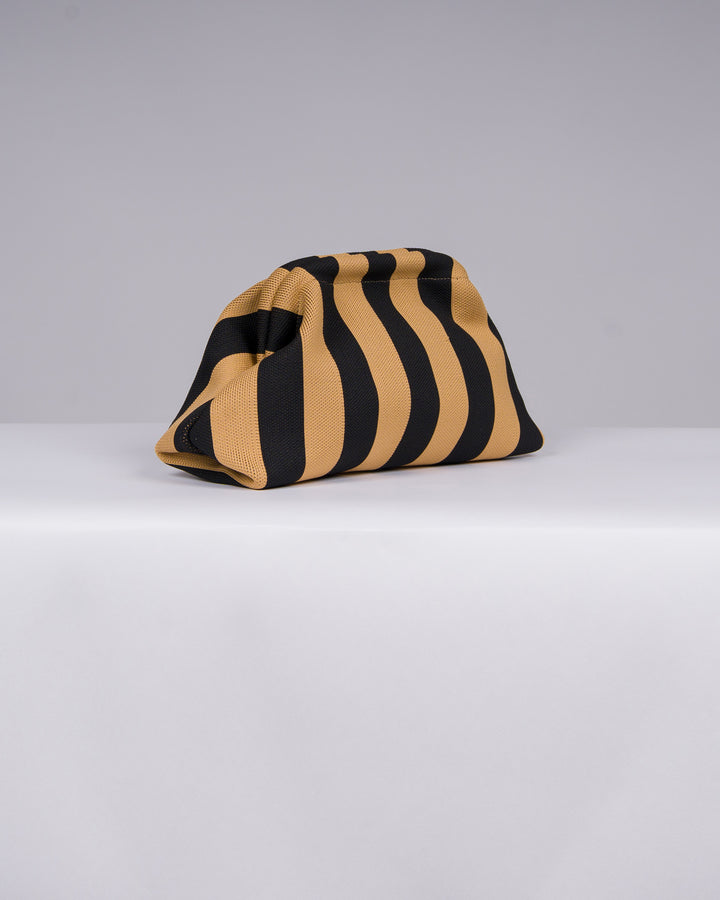 Scopri questa elegante borsa con cura e attenzione ai dettagli. Il design vivace e raffinato, caratterizzato dalle righe nei toni del viola e del rosso  che la rende l&