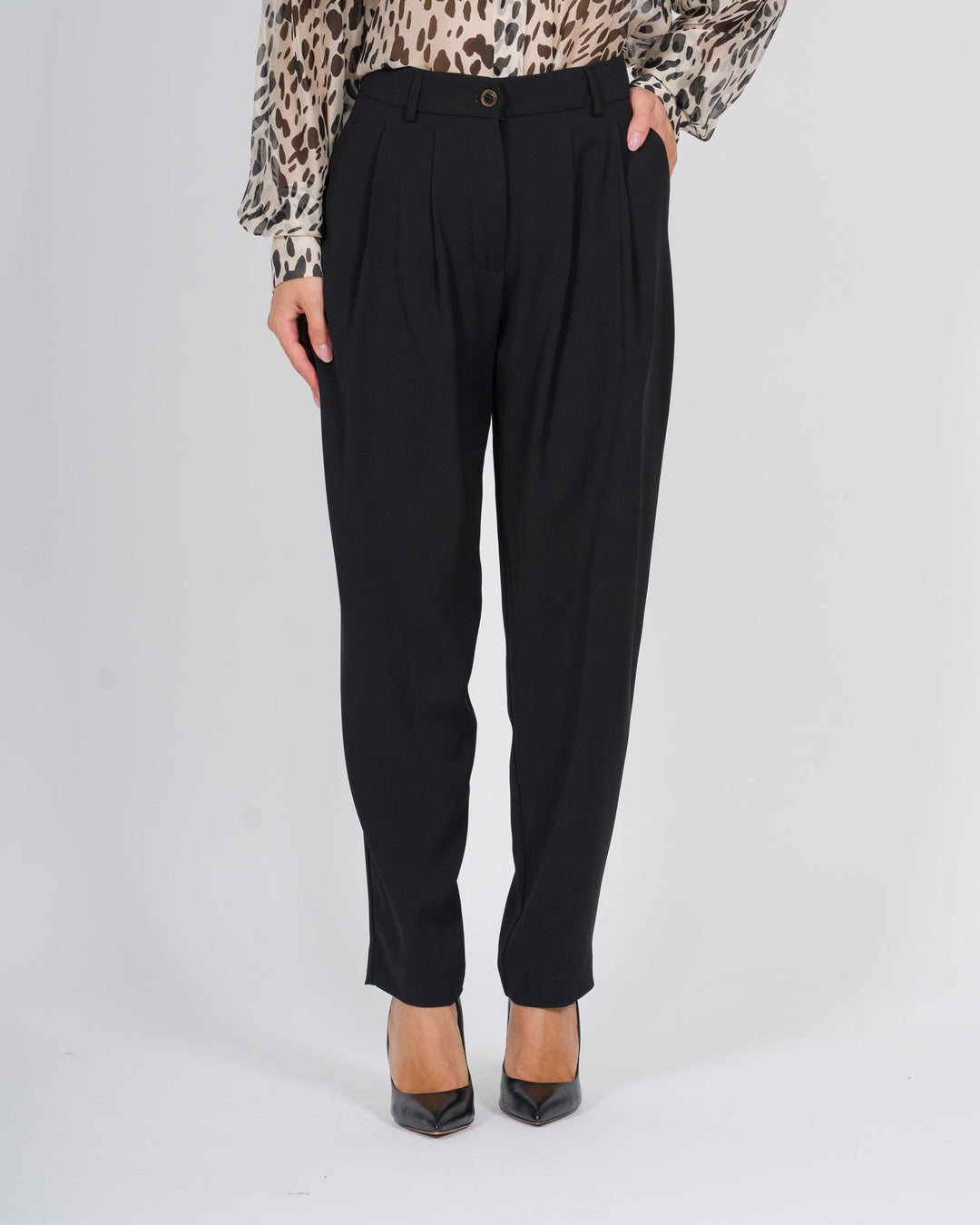 Pantaloni carrot fit a vita alta con pinces nero 