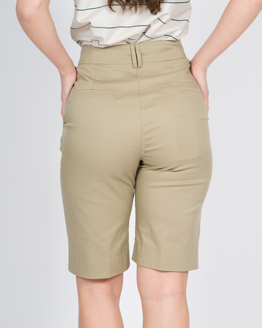Bermuda shorts con doppi passanti beige 