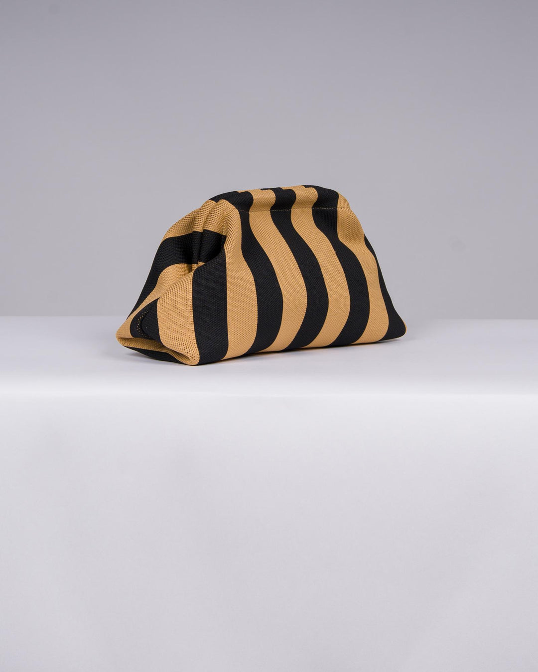 Scopri questa elegante borsa con cura e attenzione ai dettagli. Il design vivace e raffinato, caratterizzato dalle righe nei toni del viola e del rosso  che la rende l&