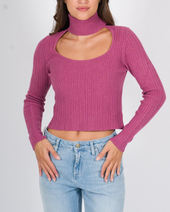 Maglia con scollatura rosa 