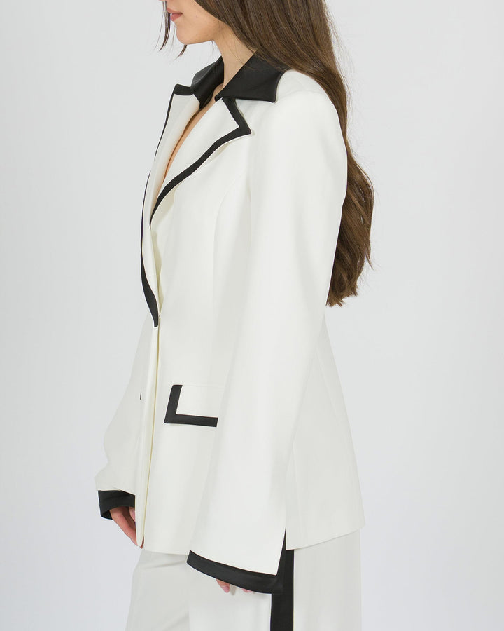 Blazer silence  bianco  con revers a lancia e profili neri 