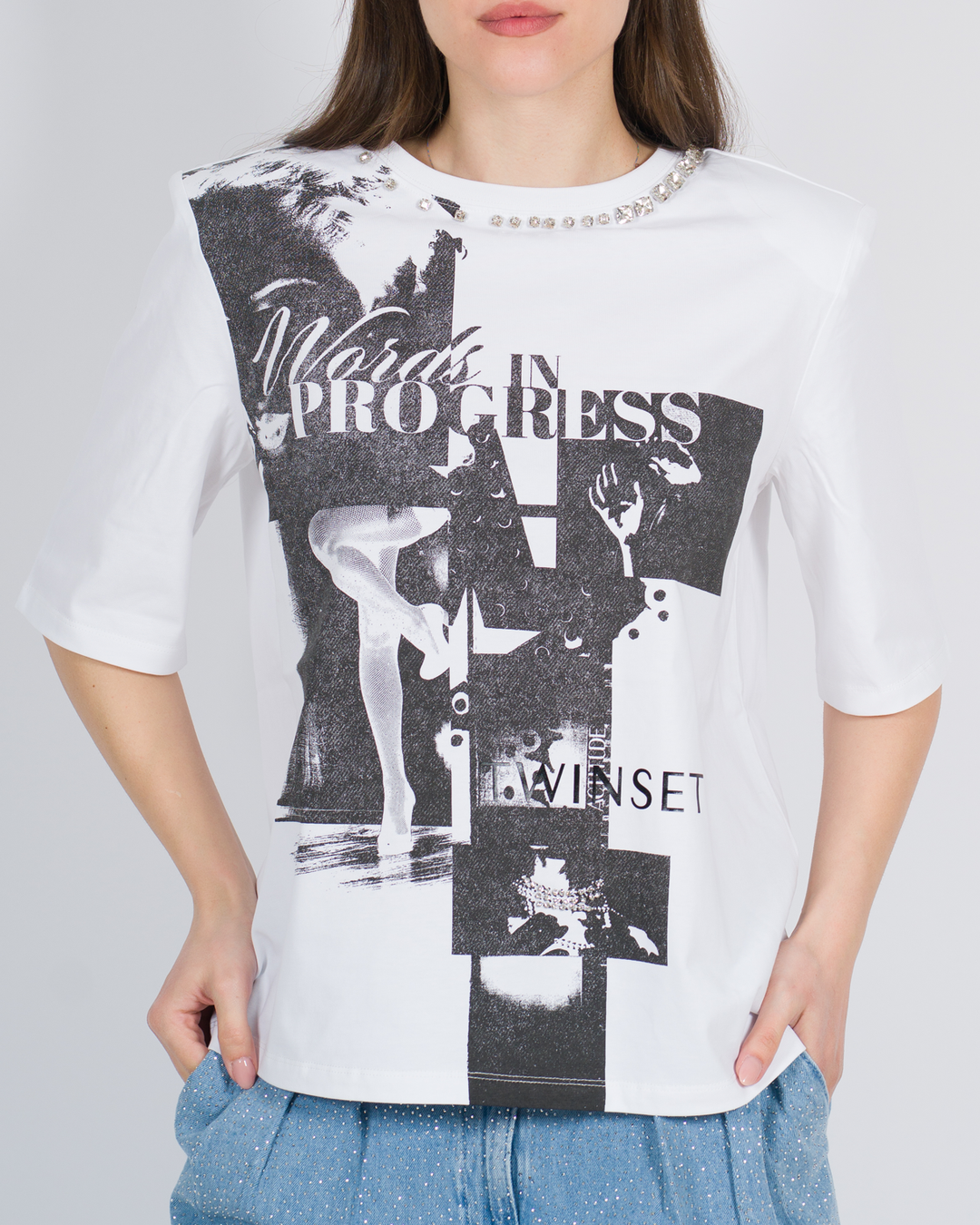 T-shirt stampata con ricamo a mano<BR/> 