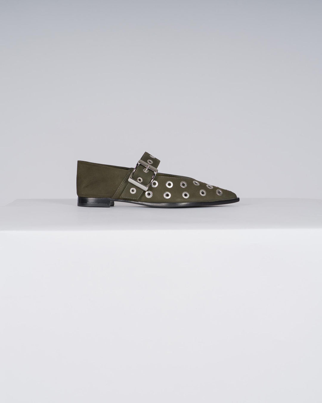 Ballerine in pelle verde con borchie e cinturino 